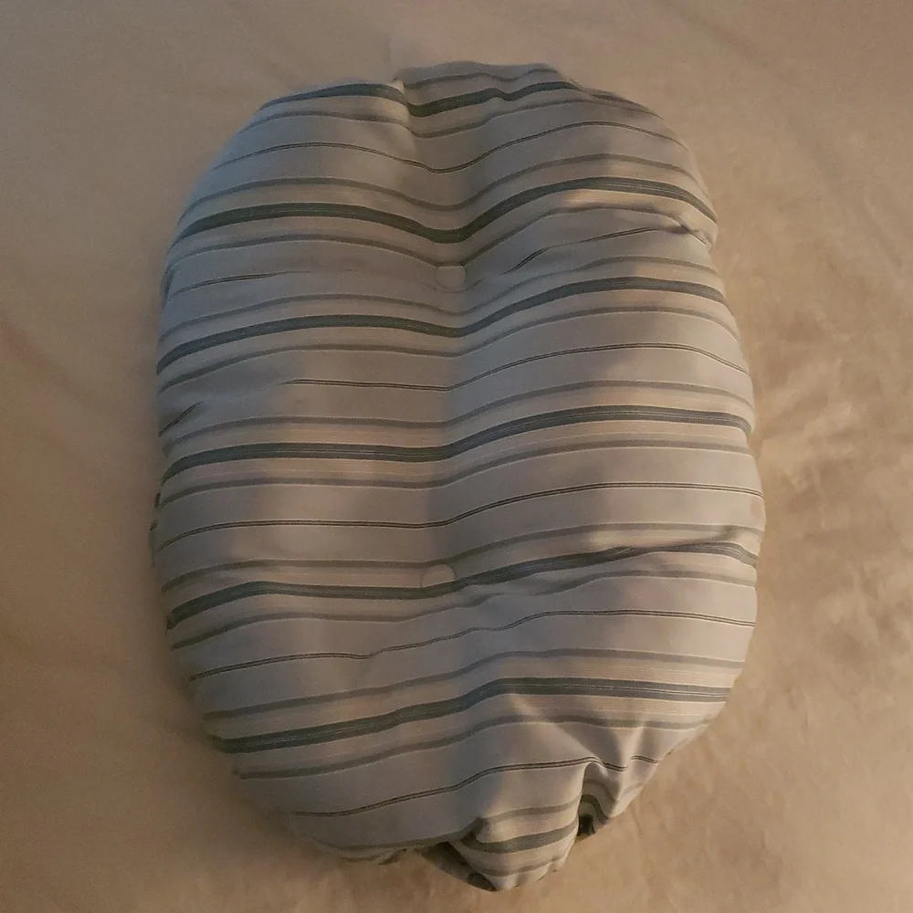 Boots & Barkley Plaid Pet Bed - Preloved